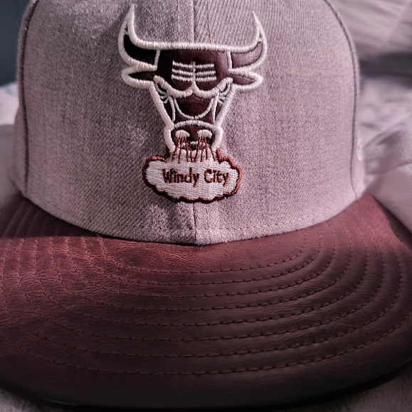 CHICAGO BULLS LEATHER STRAP AND BRIM HAT BRAND NEW - Picture 7 of 7